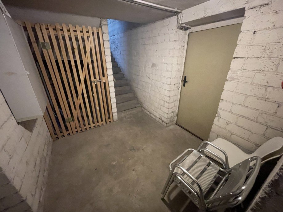 Keller: Flur Mehrfamilienhaus K�ln / Niehl