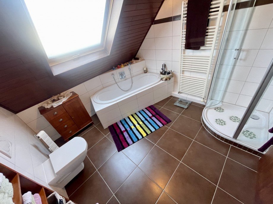 Wohnen 1: Gro�es Badezimmer Zweifamilienhaus Harschbach