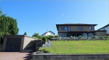 Blick auf die Garage mit Stellpl�tzen Haus verkaufen Raubach! Platzwunder mit tollem Grundst�ck in 1a Lage sucht neue Eigent�mer!