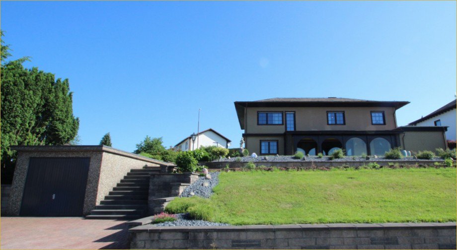 Blick auf die Garage mit Stellpl�tzen Einfamilienhaus Raubach