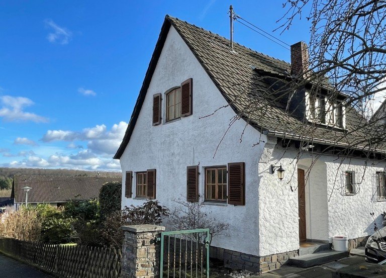  Rengsdorf - Neuwied Einfamilienhaus Haus verkaufen Rengsdorf! Charmantes Haus mit Entwicklungspotenzial in guter Wohnlage!