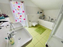 zeitloses Bad im OG VERKAUFT! Viel Platz f�r Familie & Beruf: 6 Schlafzimmer, B�roetage & Weitblick - neuwertig