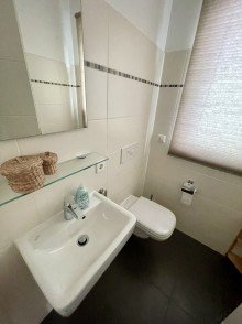 G�ste WC VERKAUFT! Viel Platz f�r Familie & Beruf: 6 Schlafzimmer, B�roetage & Weitblick - neuwertig