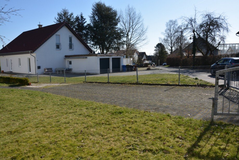 Vorgarten und Parkfl�che Einfamilienhaus Flammersfeld