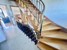Sch�ne Holztreppe zum Speicher Haus verkaufen Rengsdorf! Viel Platz f�r Jung + Alt! Wohnen in H�henlage vor den Toren der Stadt!
