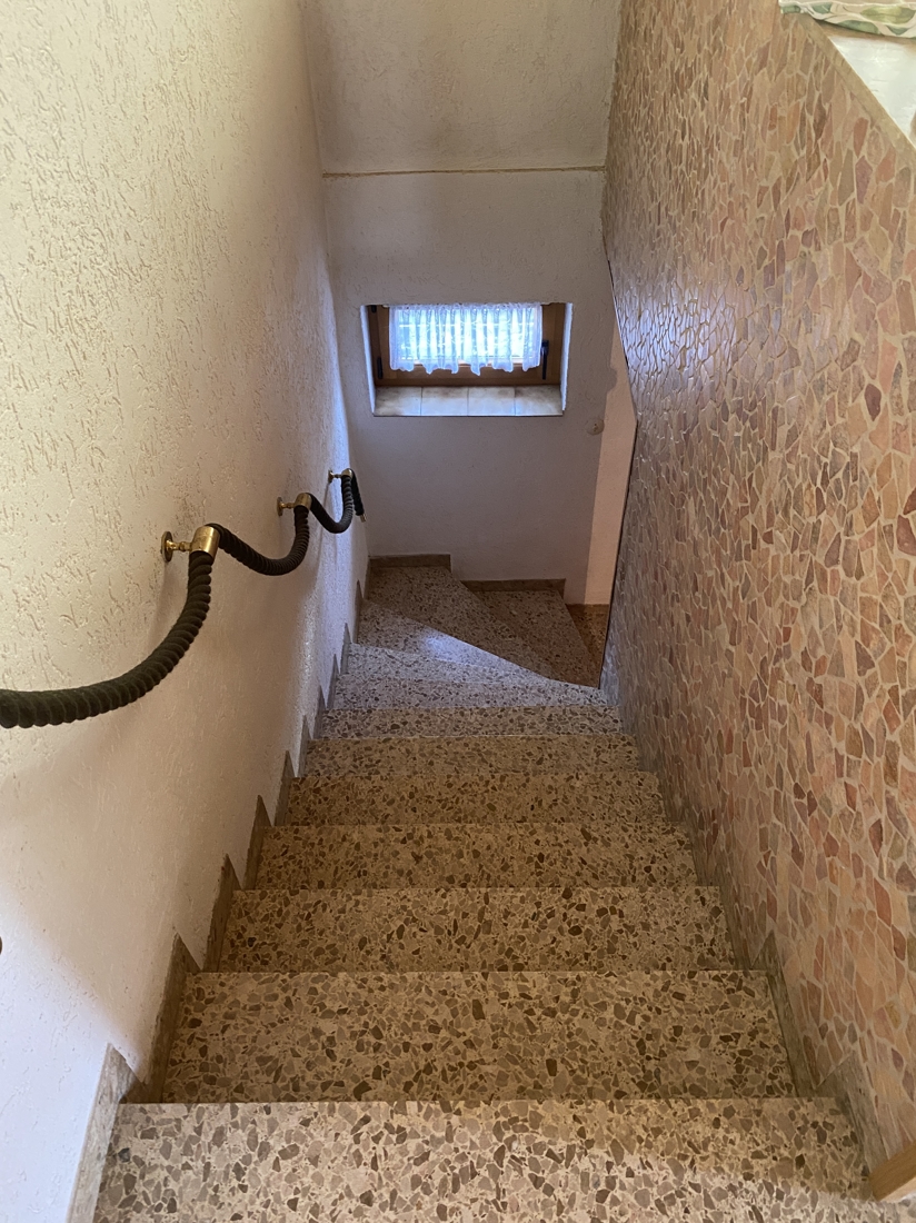 Treppe mit Kunstmarmorbelag f�hrt ins UG Einfamilienhaus Gro�maischeid