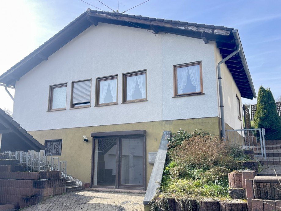Blick von der Einfahrt Einfamilienhaus Niedersteinebach