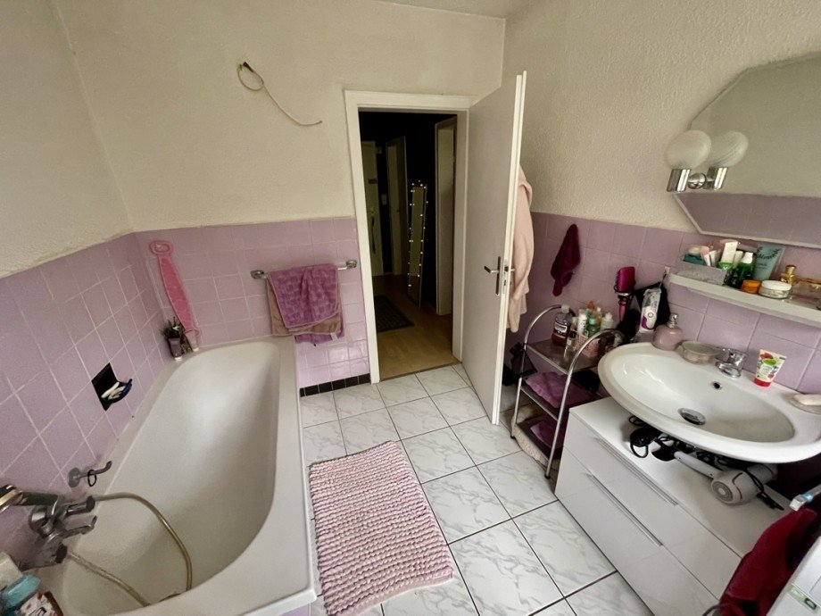 Badezimmer - DG links Mehrfamilienhaus K�ln / Niehl