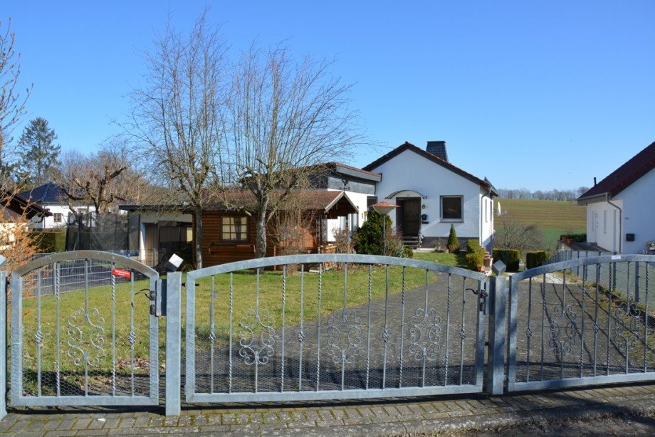 Ein schmiedeeiserner Zaun umgibt das Grundst�ck Einfamilienhaus Flammersfeld