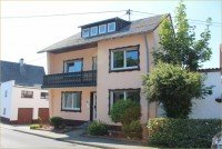 Bild (a2d9321c90e9fb8e7241c587e19caa55): Platz satt! Familienhaus + Nebengeb�ude mit 4 - 5 Garagen & Nebengeb�ude.