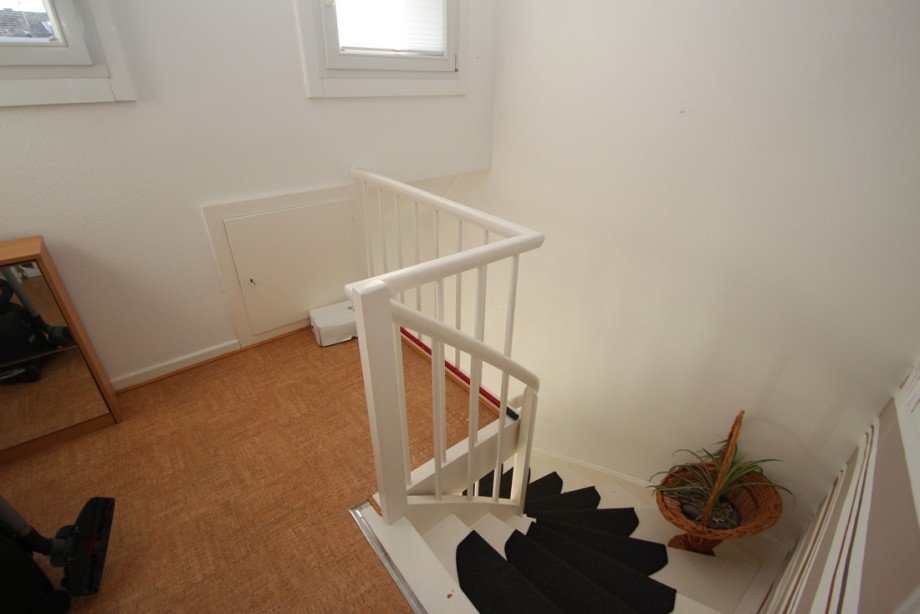 Wei�e Holztreppe Zweifamilienhaus Flammersfeld