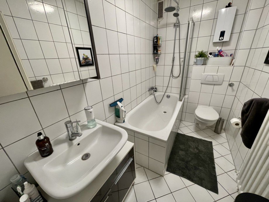 Badezimmer - 1. OG links Mehrfamilienhaus K�ln / Niehl