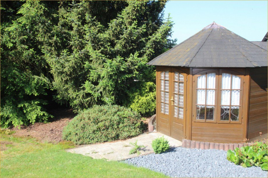 Kleiner Gartenpavillon Einfamilienhaus Raubach