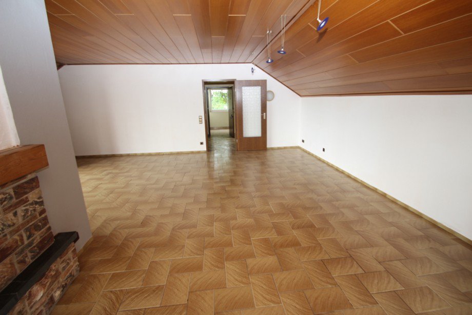 Wohnraum vor der Vermietung - DG Mehrfamilienhaus Neustadt (Wied)