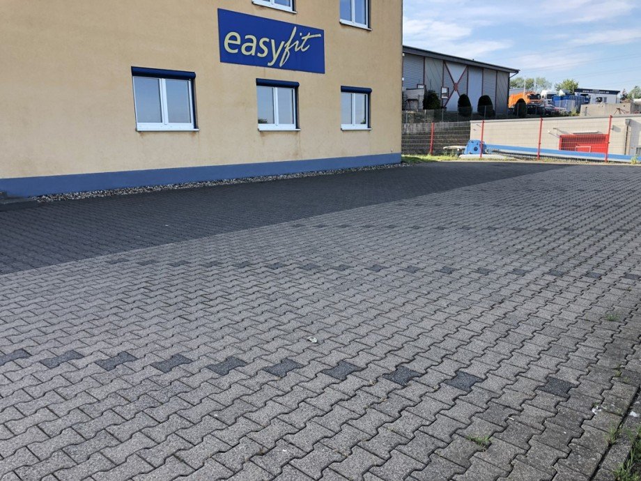 Zahlreiche Parkm�glichkeiten B�rohaus Oberhonnefeld-Gierend