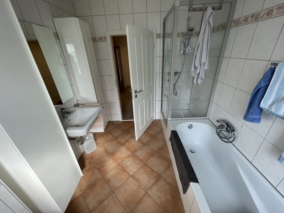 Badezimmer mit Wanne und Dusche - OG Mehrfamilienhaus Neustadt (Wied)