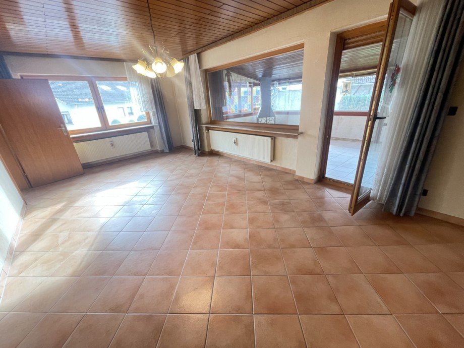 Wohnzimmer mit Zugang zum �berdachten Freisitz Einfamilienhaus Gro�maischeid