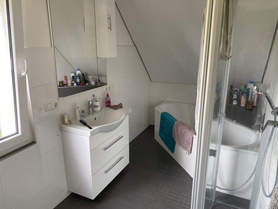 Modernisiertes Bad im OG Einfamilienhaus Flammersfeld