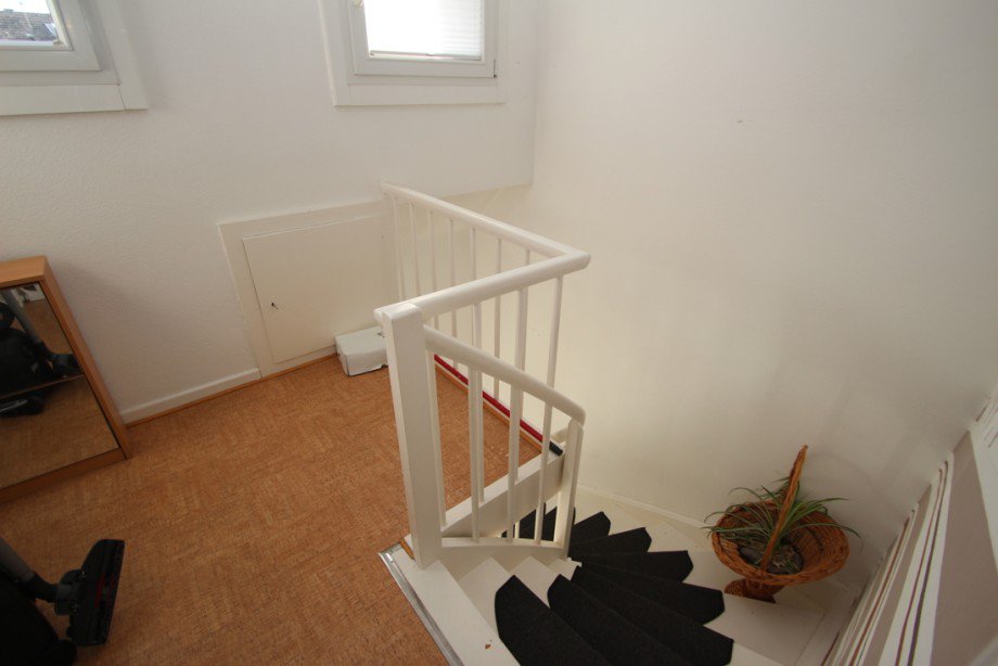 Wei�e Holztreppe Zweifamilienhaus Flammersfeld