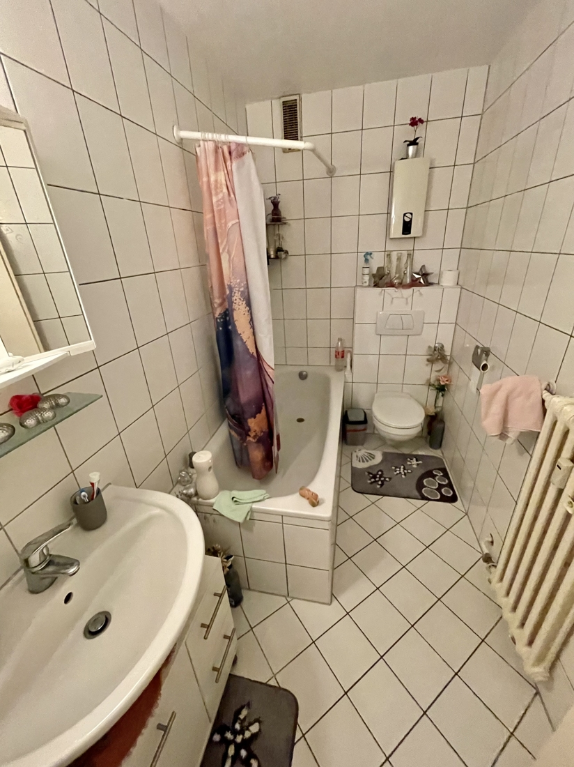 Badezimmer - 3. OG links Mehrfamilienhaus K�ln / Niehl
